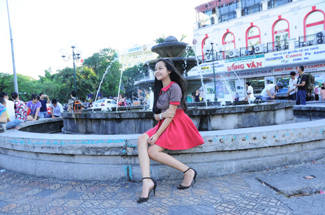 Tranh thủ pose những bức hình trên phố quanh Hồ Hoàn Kiếm