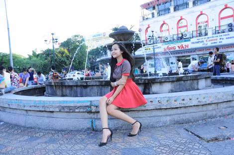 Tranh thủ pose những bức hình trên phố quanh Hồ Hoàn Kiếm