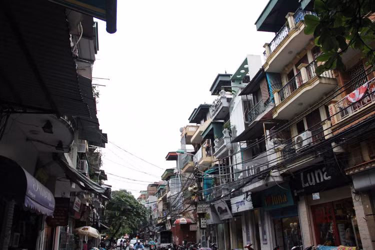  Theo Bộ quy chuẩn quy định các chỉ tiêu quy hoạch, kiến trúc tại các quận nội thành trung tâm như Hoàn Kiếm, Ba Đình, Đống Đa, Hai Bà Trưng vừa được Hà Nội bàn thảo ngày 15/10, các ngôi nhà ở phố cổ nằm trên mặt phố được quy hoạch rộng hơn 40m bị khống chế không được xây dựng quá 3 tầng, chiều cao tối đa đến đỉnh mái không quá 12m. Lớp nhà phía trong có thể xây đến 4 tầng, nhưng chiều cao không quá 16m. Ảnh chụp tại phố Hàng Nón: có quá nhiều ngôi nhà vượt chuẩn cho phép.