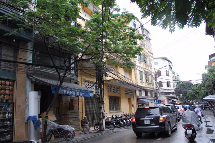 Tương tự, nhiều ngôi nhà ở phố Hàng Cân cao 4 đến 5 tầng. 