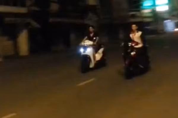 "2 quái xế" tổ chức đua xe trái phép trên đường Bình Thạnh (TP HCM).