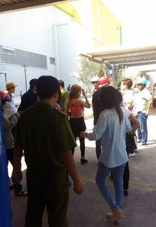 Đoạn clip trên được cho là lấy ý tưởng từ vụ việc 7 bạn trẻ ở Cần Thơ bị công an lập biên bản hành chính vì quay clip "Anh không đòi quà", tung lên mạng. 