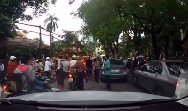 Tài xế chỉ biết chạy khi bị đánh và không hề ra tay đánh trả lại. (Ảnh cắt từ clip).