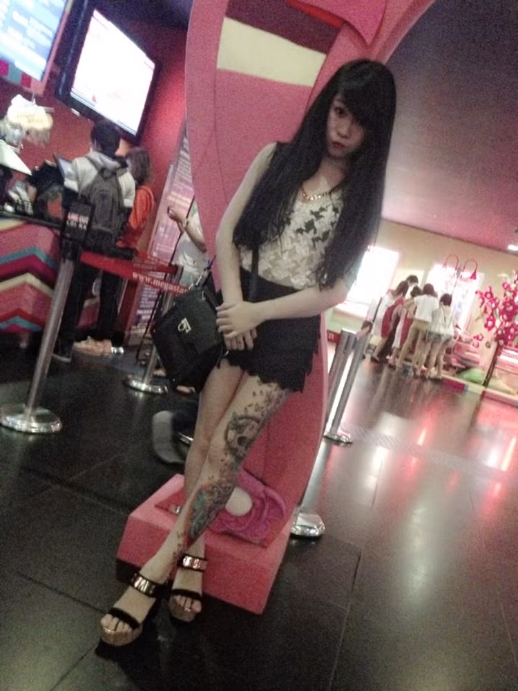 Nguyệt Cầm sở hữu một làn da trắng trẻo, thân hình mảnh mai, cộng thêm những hình xăm độc đáo trên cơ thể, nên thu hút được sự chú ý của khá nhiều người.