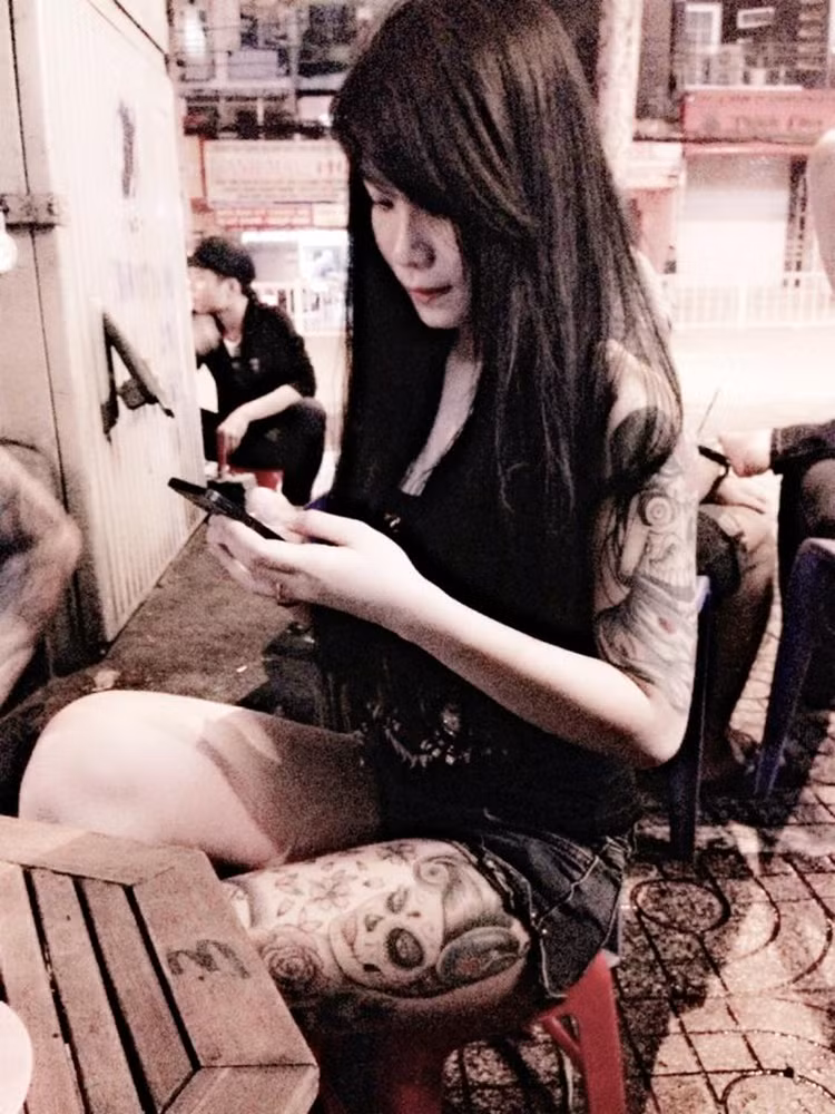 Hiện tại, số lượng người đăng ký theo dõi Nguyệt Cầm trên Facebook cá nhân lên tới hơn 101.000 người. Không chỉ vậy, những bức ảnh chụp lộ ra hình xăm trên cơ thể của Nguyệt Cầm liên tục được cộng đồng mạng chia sẻ một cách "chóng mặt".