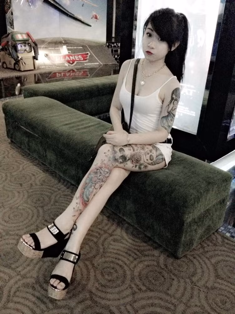 Thời gian gần đây, cư dân mạng Việt đang "điên đảo" với cô gái trẻ có nickname "Ty Mì Tôm" bởi những hình xăm độc đáo trên cơ thể.