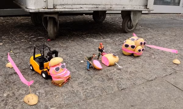 Nỗi sợ hãi của khoai tây khi bị "mổ xẻ"...