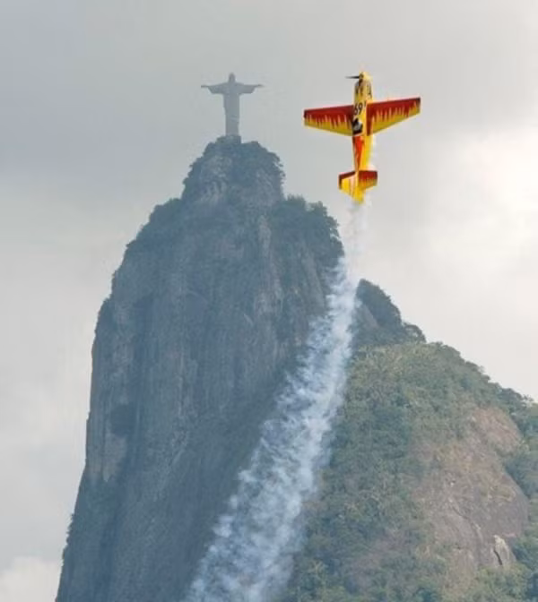 Máy bay bắt chước dáng đứng của tượng.