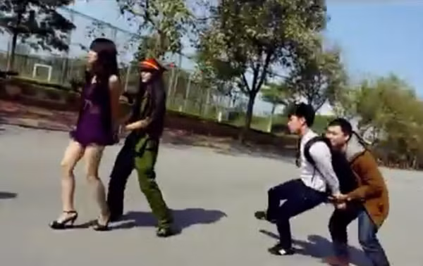 Cả nhóm bị giải đi vì hành vi được cho là gây phản cảm nơi công cộng.