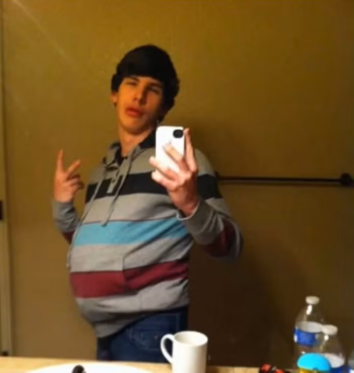 Anh chàng này chắc đang muốn thử cảm giác làm bà bầu?