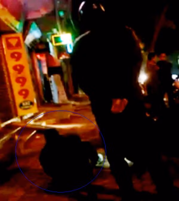 Nam thanh niên (khoanh tròn) chở bạn mang theo ma túy đá trong người, bị CA khống chế và kiểm tra.