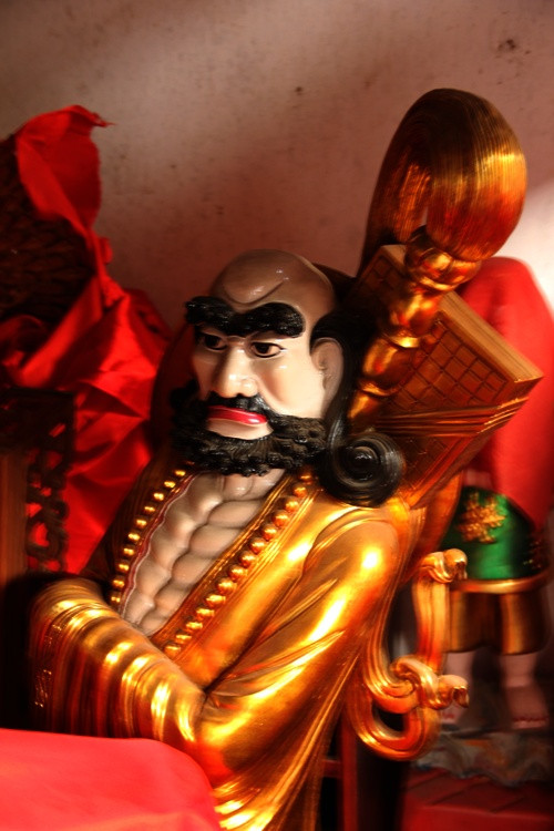 Trụ trì thay nhiều tượng không rõ nguồn gốc còn rất mới