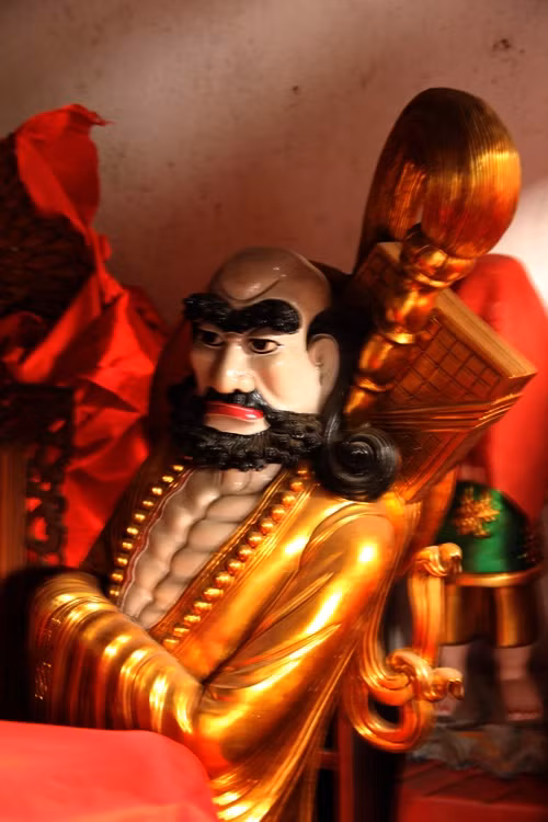 Trụ trì thay nhiều tượng không rõ nguồn gốc còn rất mới