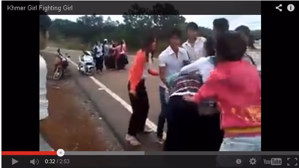 Xon xao clip nu sinh Khmer hon chien tren quoc lo-Hinh-3