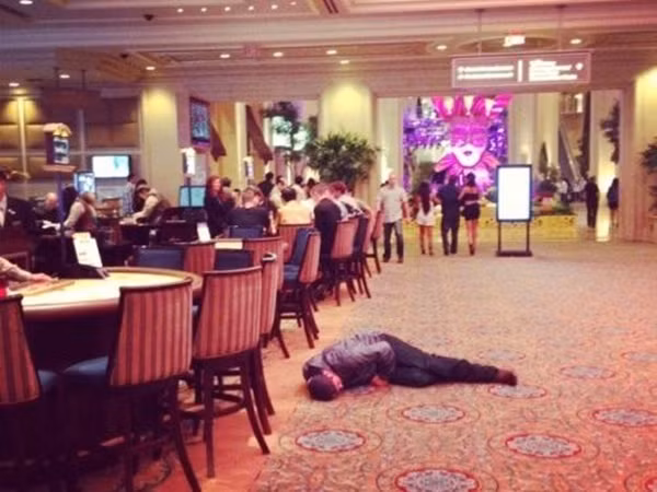 Gục ngay tại trận. 