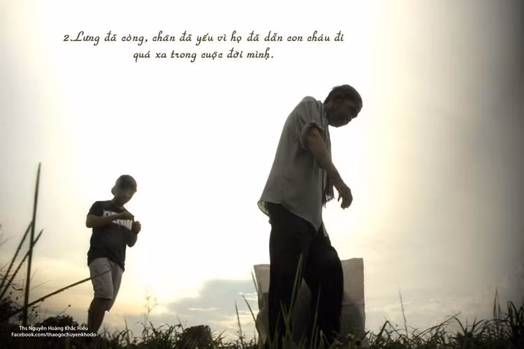 ... vì khoảng cách của thế hệ, con cháu dễ bực bội, cáu gắt với người già. Tuổi trẻ dễ xem tuổi già là một gánh nặng, là sự phiền phức, là những người hồ đồ ốm yếu. Nhưng ta không nhận ra rằng: Họ đau ốm là vì tuổi trẻ sức khỏe của họ đã dành cho con cháu, họ lú lẫn hay quên và vì đã dành trí tuệ cả đời để lo nghĩ cho cháu con...