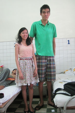 Chàng trai "khổng lồ" chụp ảnh cùng phóng viên