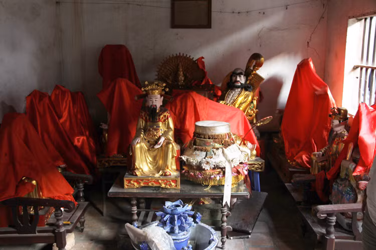 Những pho tượng bằng thạch cao rất mới, được sư Phượng tự ý đem về chùa để thay thế các bức tượng cổ .