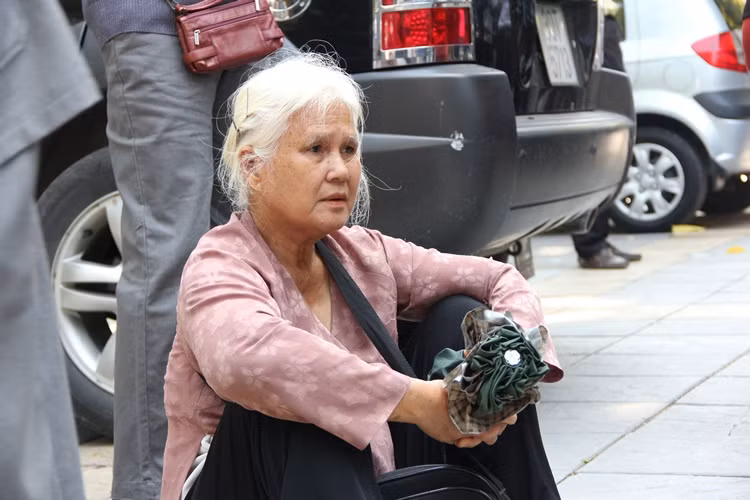 ... mặc dù xếp hàng mệt mỏi, nhưng vẫn kiên nhẫn đợi để được vào kính viếng Đại tướng.