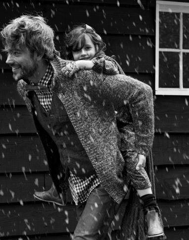 "Cha luôn là người hùng của con...". Ảnh nhận hơn 6.000 lượt like, cùng 200 lượt chia sẻ trên mạng.