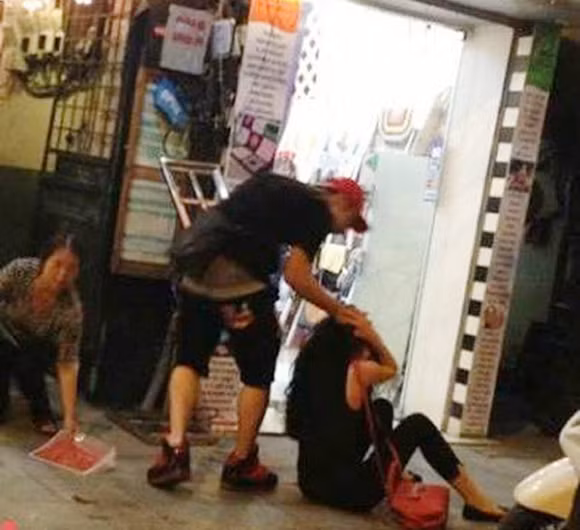 Hình ảnh Yanbi đánh Andrea lan tràn trên mạng