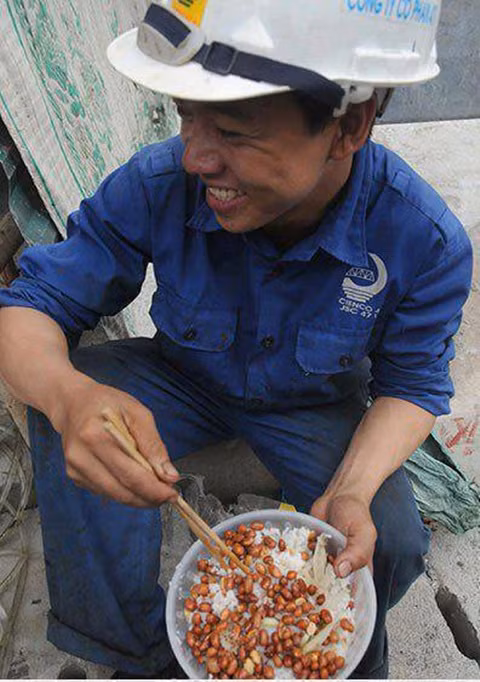 "Luôn mỉm cười trước mọi hoàn cảnh". Bức ảnh sau một thời gian đăng tải đã nhận được hơn 18 nghìn lượt like, gần 200 lượt chia sẻ cùng hàng nghìn bình luận khác nhau từ phía cư dân mạng. Hầu hết cư dân mạng cảm phục trước hình ảnh của chàng trai này.