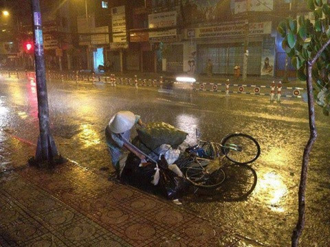 "Mẹ" Bức ảnh muốn nói đến sự vất vả, lam lũ của những người mẹ. Cho dù cuộc sống có khó khăn thế nào đi chăng nữa thì đôi vai gầy của mẹ vẫn luôn làm việc, mong đem hạnh phúc về cho con.