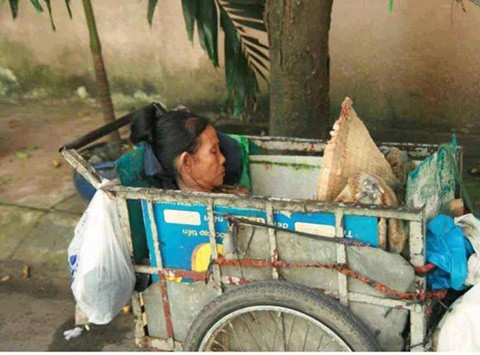 "Họ chỉ cần chợp mắt để quên đi cái mệt/Khoảnh khắc đây, làm trái tim tôi như thắt lại"