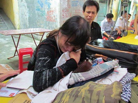 "Người phụ nữ này là mẹ của liệt sĩ Hoàng Đặng Hùng đã hi sinh khi đang làm nhiệm vụ bảo vệ chủ quyền Quần đảo Trường Sa Việt Nam". Bức ảnh làm lay động trái tim của hơn 30 nghìn cư dân mạng, cùng với đó là những dòng chia sẻ đầy xót thương.