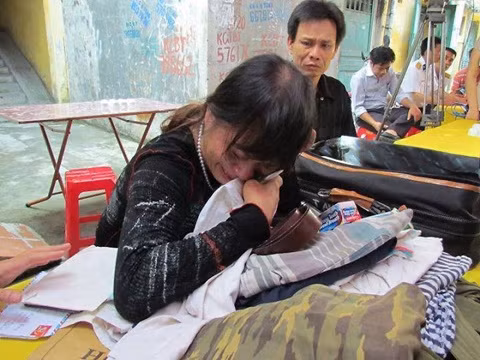 "Người phụ nữ này là mẹ của liệt sĩ Hoàng Đặng Hùng đã hi sinh khi đang làm nhiệm vụ bảo vệ chủ quyền Quần đảo Trường Sa Việt Nam". Bức ảnh làm lay động trái tim của hơn 30 nghìn cư dân mạng, cùng với đó là những dòng chia sẻ đầy xót thương.