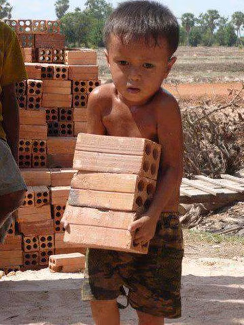 "Tuổi nhỏ, nhưng làm việc không nhỏ". Bức ảnh đã làm hơn 34 nghìn người trên cộng đồng mạng phải suy nghĩ.