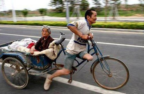 "Người đàn ông bị mất một chân, vừa bước đi vừa đẩy chiếc xe ba gác, lượm ve chai mưu sinh qua ngày và nuôi người mẹ già 81 tuổi". Tình mẫu tử thật thiêng liêng, cao quý. Bức ảnh đã khiến hơn 40 nghìn cư dân mạng không cầm nổi những giọt nước mắt.