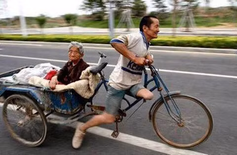 "Người đàn ông bị mất một chân, vừa bước đi vừa đẩy chiếc xe ba gác, lượm ve chai mưu sinh qua ngày và nuôi người mẹ già 81 tuổi". Tình mẫu tử thật thiêng liêng, cao quý. Bức ảnh đã khiến hơn 40 nghìn cư dân mạng không cầm nổi những giọt nước mắt.