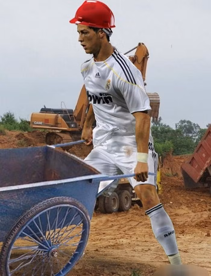 Khi cầu thủ bóng đá trở thành công nhân.