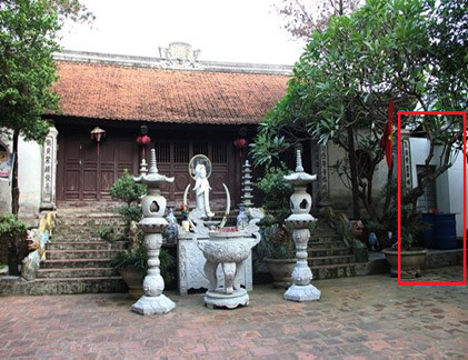 Nhà tắm, vệ sinh được trụ trì Thích Minh Phượng xây dựng ngay cạnh chùa chính (bên phải). Theo một số người dân, trước đấy, chỗ nhà vệ sinh mà trụ trì chùa vừa xây dựng là 1 trong 2 lối đi vào chùa, nhưng đến nay đã bị bịt mất và thay vào đó là nhà tắm, vệ sinh của trụ trì Thích Minh Phượng