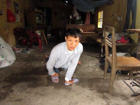 Chân bị bại liệt, anh Trượng sử dụng đôi bàn tay để di chuyển.