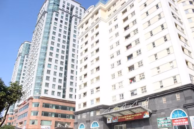 3. Khu đô thị thành phố Giao lưu: Vị trí nằm ở đường Hoàng Quốc Việt kéo dài (gần ngã tư Phạm Văn Đồng và Hoàng Quốc Việt). Thành phố Giao lưu tiếp giáp với tuyến mương thoát nước ra sông Nhuệ, phía đông giáp đường Nam Thăng Long, phía tây giáp sông Nhuệ, phía nam giáp đường Hoàng Quốc Việt. Trong tương lai, về phía bắc sẽ có một tuyến đường mới chạy qua, còn ở phía nam, đường Hoàng Quốc Việt sẽ được kéo dài đến ga Cầu Diễn và phần kéo dài này sẽ tạo thành ranh giới phía nam của Thành phố Giao lưu.