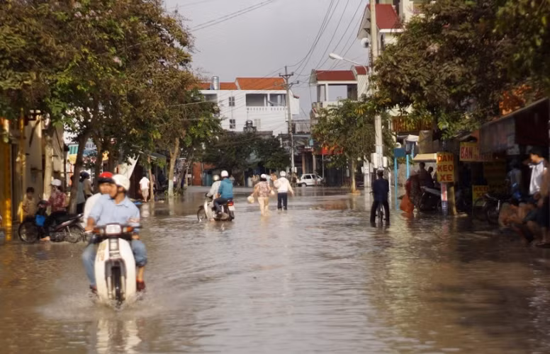 Đến trưa nay 19/10, nhiều tuyến đường ở thị trấn Mỹ Phước vẫn ngập nặng