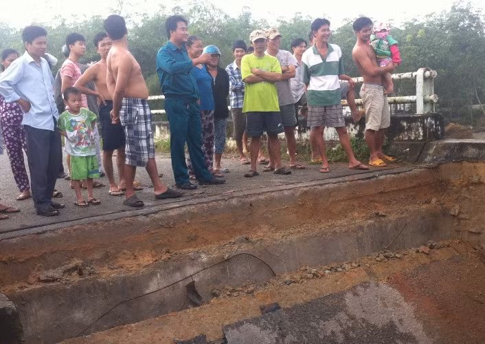 Cầu Bến Tượng (xã Lai Hưng, huyện Bến Cát) bị sạt mố khiến giao thông bị chia cắt.