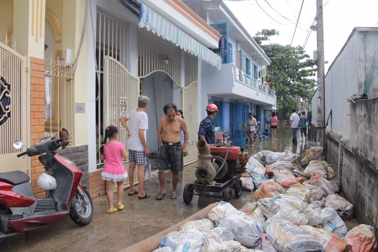 Chính quyền địa phương đã điều lực lượng đưa bao cát đến gia cố tạm bờ kè bị vỡ...