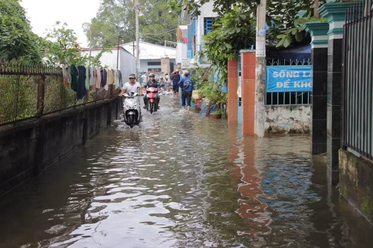 Sự cố làm hàng trăm người dân một phen khốn đốn khi nước tràn vào nhà ngập sâu gần 1m