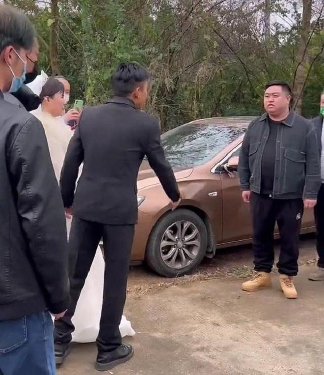 Nguoi yeu cu pha dam cuoi, chi can 1 cau im bat quay ve-Hinh-2