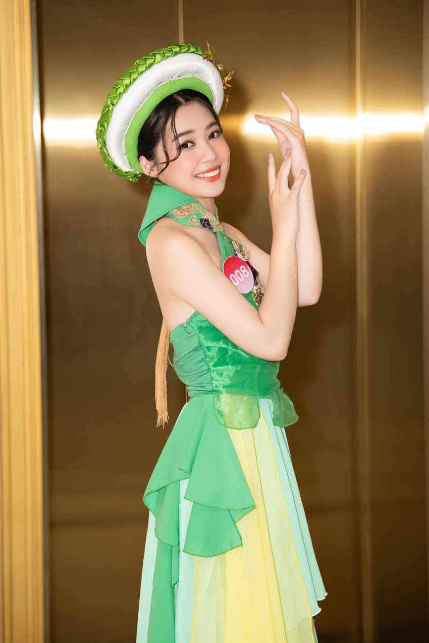 Nguyễn Thúy Trà sinh năm 2003, đến từ Nghệ An, top 35 Hoa hậu Việt Nam 2022. Cô không chỉ sở hữu vẻ ngoài xinh đẹp, ngọt ngào, mà còn gây ấn tượng với thành tích IELTS 7.0. Hiện Thúy Trà là sinh viên năm 2 Đại học Kinh tế Quốc dân.