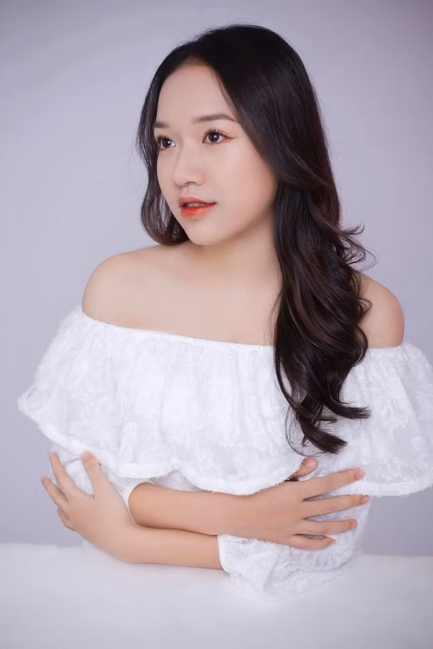 Nguyễn Ngọc Anh Thư sinh năm 2003, đến từ Vĩnh Phúc, top 35 Hoa hậu Việt Nam 2022. Hiện cô là sinh viên năm 2 ngành Digital Marketing, Đại học RMIT, đạt IELTS 6.0. Đến với cuộc thi, người đẹp cho biết: “Tôi mong muốn thông qua cuộc thi sẽ hoàn thiện bản thân và trở thành phiên bản tốt nhất của chính mình".