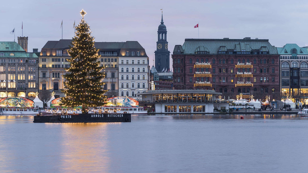 Một cây thông Noel nổi trên mặt nước của sông Elbe (Hamburg, Đức)