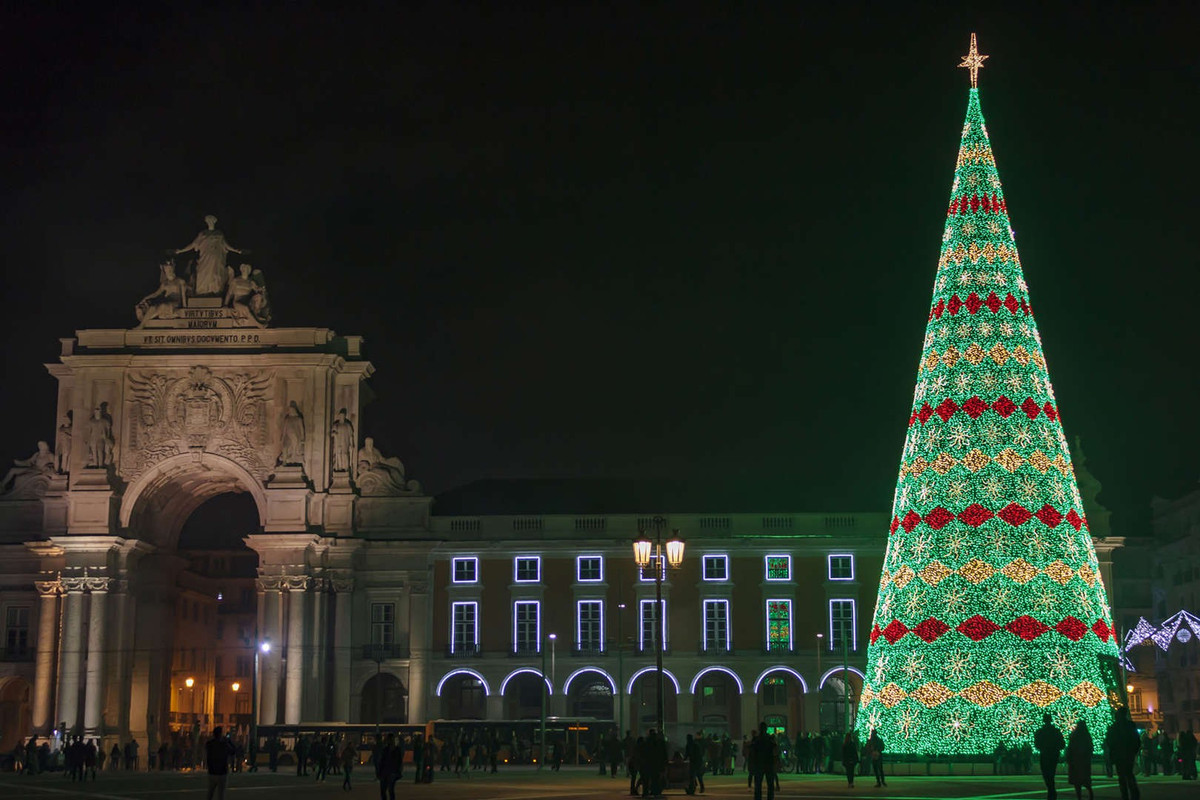 Đến một trong những quảng trường nổi tiếng nhất của Lisbon, Comercio (Portugal), đóng vai trò là cửa ngõ vào thành phố, bạn sẽ bắt gặp cây Giáng sinh nhân tạo vô cùng ngoạn mục - được coi là cao nhất ở châu Âu với chiều cao 76 mét - đã được đưa vào Kỷ lục Guinness Thế giới.