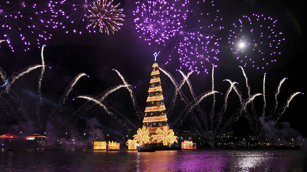 Ở Brazil, từ năm 1996, một cây thông tỏa bóng trên từ Đầm phá Rodrigo de Freitas đã trở thành biểu tượng mùa Giáng sinh hàng năm.