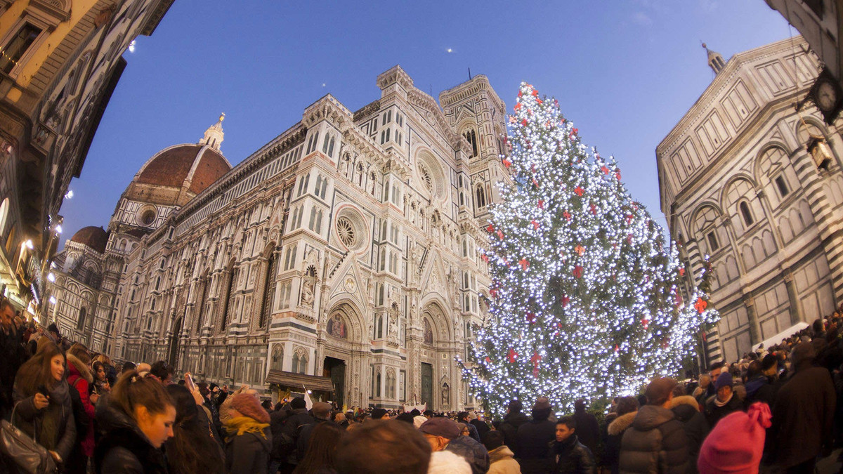 Trước nhà thờ Duomo ở Florence (Ý), bạn sẽ tìm thấy cây thông Noel nổi bật nhất trên đường phố của thành phố.