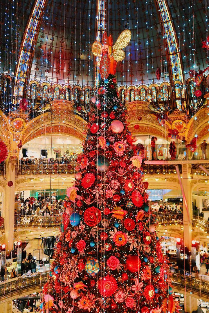 Cây thông Noel khổng lồ bên trong tòa nhà của Galeries Lafayette nổi tiếng ở Paris (Pháp) khiến nhiều người không khỏi sửng sốt.