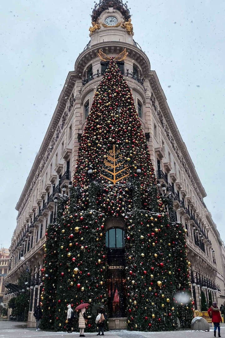 Đây được coi là cây thông Noel sáng tạo nhất ở Madrid (Tây Ban Nha) khi được đặt ở mặt tiền của khách sạn Bốn Mùa.